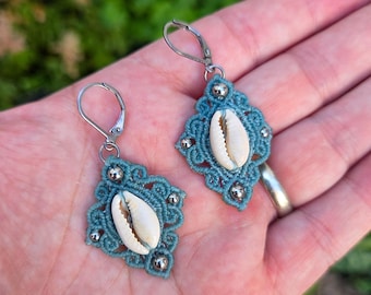 Macramé earrings with cowrie shells