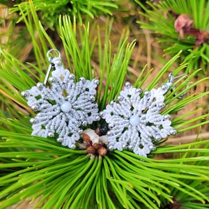 Orecchini in macramè "fiocco di neve" con calcedonio blu
