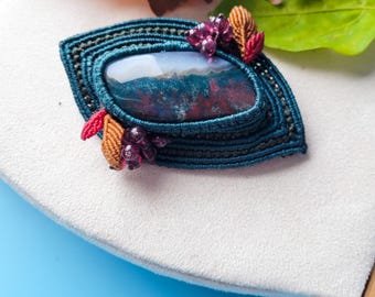 Macrame hair clip with heliotrope and garnet beads