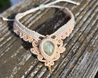 Macrame bracelet with prehnite and brassbeads