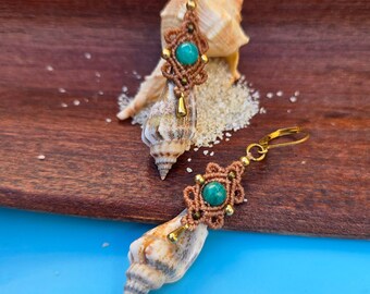 Macramé earrings ‘Tropical Ocean’ with amazonite and a conch shell