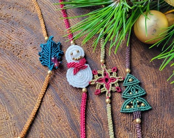 Macramé bracelet with Christmas design in four variations