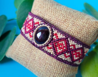 Macrame bracelet with star garnet