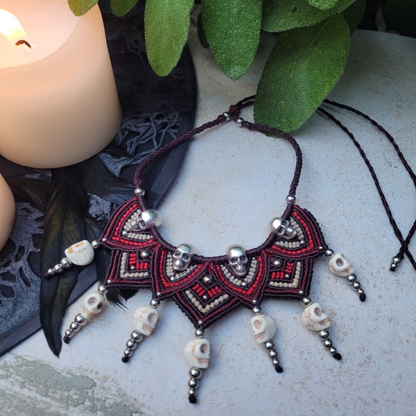 Collier en macramé "Día de Muertos" avec têtes de mort