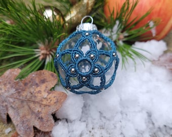 Christmas tree bauble with macrame decoration
