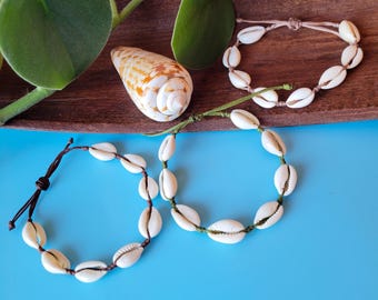 Macrame bracelet with cowrie sea shells