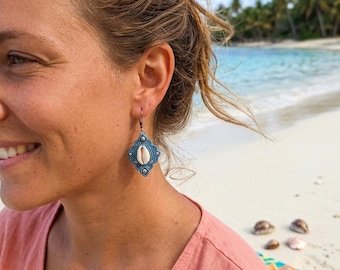 Macramé earrings with cowrie shells