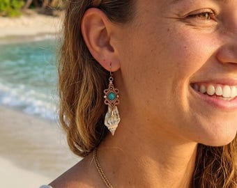 Macramé earrings ‘Tropical Ocean’ with amazonite and a conch shell