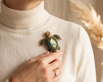 Macramé brooch ‘Turtle’ with labradorite