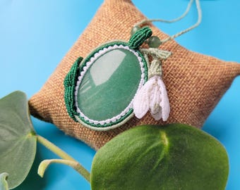 Macrame Necklace with green aventurine and snowdrop flower