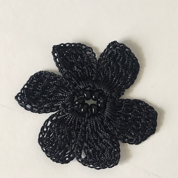 Crochet hoby Single Flower, Crochet Brooch, Boho Hairpiece, Pattern Turkish, Blanket Pattern, Crochet Graph, Single Crochet, Pattern
