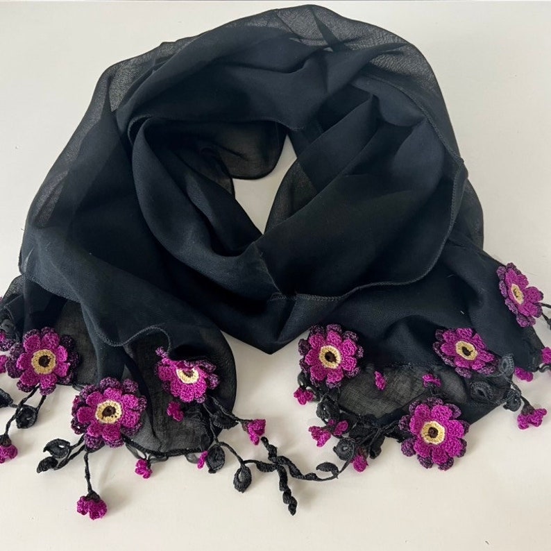 Foulard en coton au crochet, foulard léger, écharpe faite main, écharpe ressortissante noire, châle en coton au crochet, écharpe infinie pour la Saint-Valentin, image 1