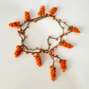 Collana all'uncinetto boho con perline corte arancioni, ciondolo all'uncinetto, braccialetto zingaro con perline di semi, fascia per capelli all'uncinetto turco, regalo girocollo con perline blu navy