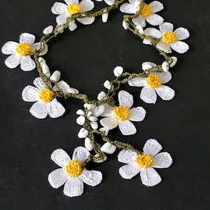 Collana corta all'uncinetto con margherite, accessorio per capelli all'uncinetto con perline, braccialetto bianco con perline di semi boho, regalo all'uncinetto per Motber, gioielli turchi oya,