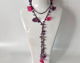 Pendentif fleur au crochet, collier court fait main, cadeau de Noël Boho rose, lariat violet avec pierre naturelle améthyste, motif fleur de tulipe.