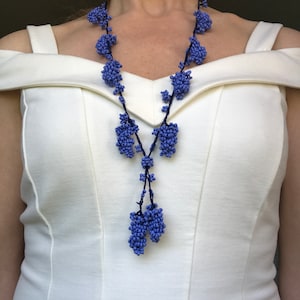 Collana all'uncinetto boho con perline corte blu lilla, ciondolo all'uncinetto, bracciale zingaro con perline di semi, fascia per capelli all'uncinetto turco, regalo girocollo con perline lilla