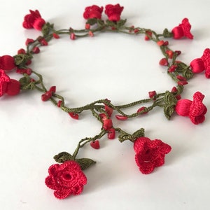 Red Tulip Flower Short Crochet Pendant, Coral Bead Bracelet, Green Boho Necklace, Light Wear for Summer and Valentine’s, Handmade oya,