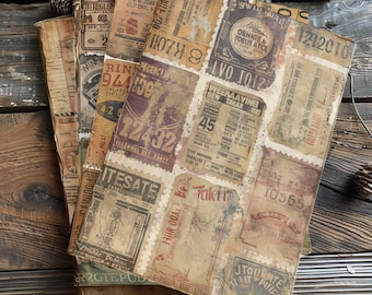 Op de afbeelding: Een stapel vintage papieren dagboeken met verschillende postzegels en labels. De dagboeken zijn bruin en hebben een versleten, verweerde uitstraling. De postzegels en labels zijn in verschillende kleuren en bevatten tekst zoals "Orange Forus Atce", "Weeraaving Sew Tahar Dei", "12432" en "10565".