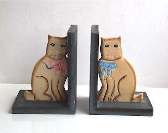 Vintage conjunto de 2 gatos de madera sujetalibros libro final niños juguete vivero decoración MCM mediados de siglo estatua animal moderna figura rústica cabaña núcleo