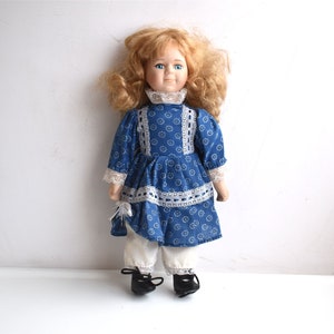 Vintage 11 &quot;Porzellan Gesicht Puppe MCM Bisquit Bisquit Figur Blau Samt Kleid Lockiges Haar Europäische Retro Handgemalte Kinder Spielzeug Kinderzimmer Geschenk