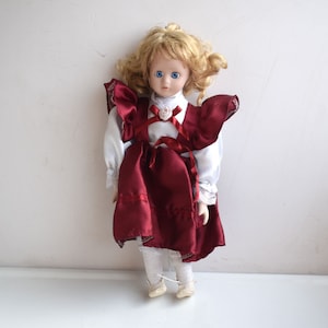 Vintage 12 &quot;Porzellan Gesicht Puppe MCM Bisquit Figur Rotes Kleid Lockiges Haar Europäische Retro Handgemalte Kinder Spielzeug Kinderzimmer Geschenk