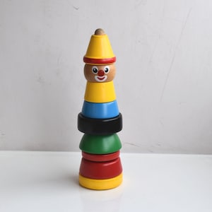 Puede incluir: Un letrero de madera rústica con el texto "Welcome to our home" en letras blancas. El letrero presenta un acabado envejecido y un diseño simple y acogedor, perfecto para la decoración de la entrada.