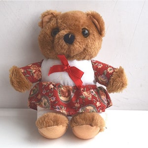 Vintage MF 7 &quot;Meisje teddybeer rode bloemen jurk pluche gevuld zacht stuk speelgoed Europese Frankrijk Kids kwekerij kamer Frans MCM decor dier beeldje
