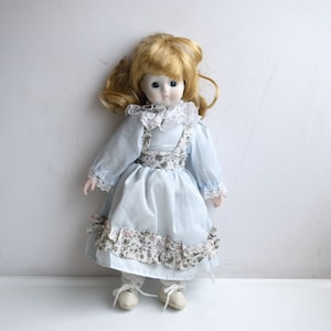 Vintage 12 &quot;porcelanowa twarz lalka MCM Bisquit figurka jasnoniebieska aksamitna suknia kręcone włosy europejska Retro ręcznie malowana zabawka dla dzieci prezent dla przedszkolaka