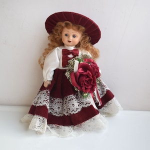 Vintage 10&quot; porcelanowa lalka MCM Bisquit Bisque Figurka Czerwona aksamitna suknia Kręcone włosy Europejski Retro ręcznie malowany dziecięcy prezent do pokoju dziecięcego