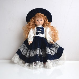 Vintage 10 &quot;Porzellan Gesicht Puppe MCM Bisquit Bisquit Figur Blau Samt Kleid Lockiges Haar Europäische Retro Handgemalte Kinder Spielzeug Kinderzimmer Geschenk