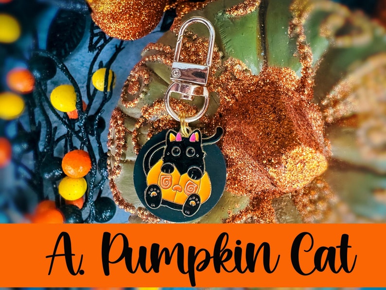 Pode incluir: Um porta-chaves com tema de Halloween com um gato preto dentro de uma ab&oacute;bora laranja. O gato tem um la&ccedil;o rosa e est&aacute; sobre um fundo verde escuro. O porta-chaves tem um fecho prateado e o texto "A. Pumpkin Cat" em laranja.