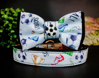 Peut inclure: Un collier pour chien bleu et blanc avec un nœud papillon assorti. Le collier et le nœud papillon présentent un thème de football avec des images de ballons de football, de crampons et de trophées. Le nœud papillon porte l'inscription "SCORE!" imprimée.