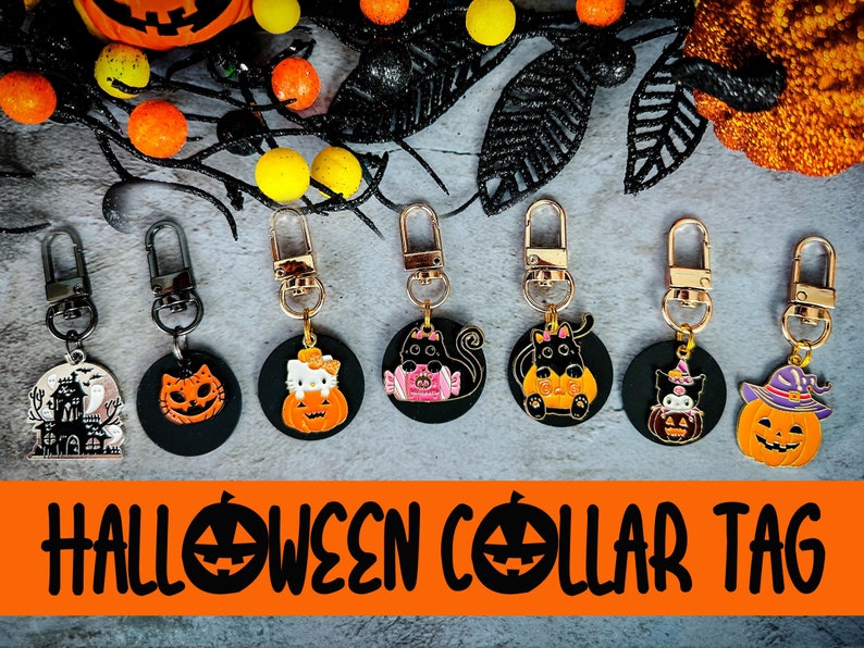 Pode incluir: Etiquetas de coleira para animais de estima&ccedil;&atilde;o com tema de Halloween com v&aacute;rios designs, incluindo uma casa assombrada, uma ab&oacute;bora e um gato numa ab&oacute;bora. Cada etiqueta tem uma base circular preta e um fecho dourado. O texto "HALLOWEEN COLLAR TAG" &eacute; exibido em laranja.