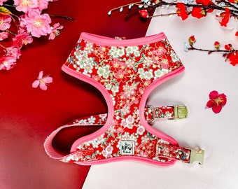 Rotes japanisches Kimono-Hundegeschirr mit Blumenmuster / Glitzerweste mit Kirschblütenmotiv / Maßgefertigtes Welpengeschirr