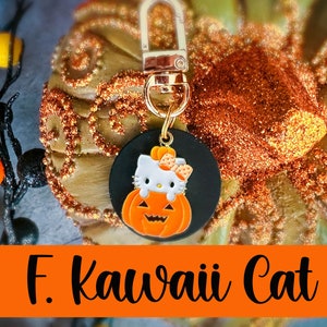 Pode incluir: Chaveiro tem&aacute;tico de Halloween com fecho dourado. O chaveiro apresenta um personagem de gato de desenho animado dentro de uma ab&oacute;bora laranja. O texto "F. Kawaii Cat" &eacute; exibido em uma faixa laranja.