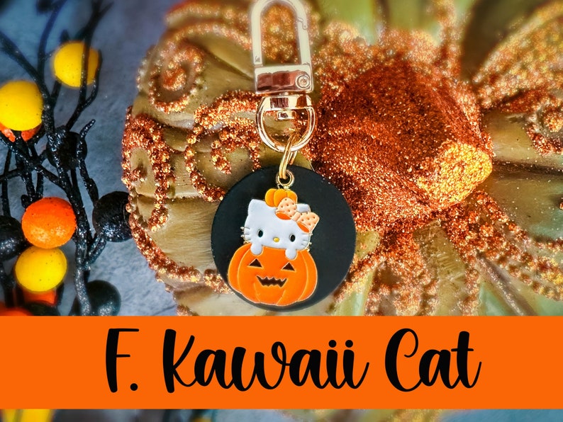 Pode incluir: Chaveiro tem&aacute;tico de Halloween com fecho dourado. O chaveiro apresenta um personagem de gato de desenho animado dentro de uma ab&oacute;bora laranja. O texto "F. Kawaii Cat" &eacute; exibido em uma faixa laranja.