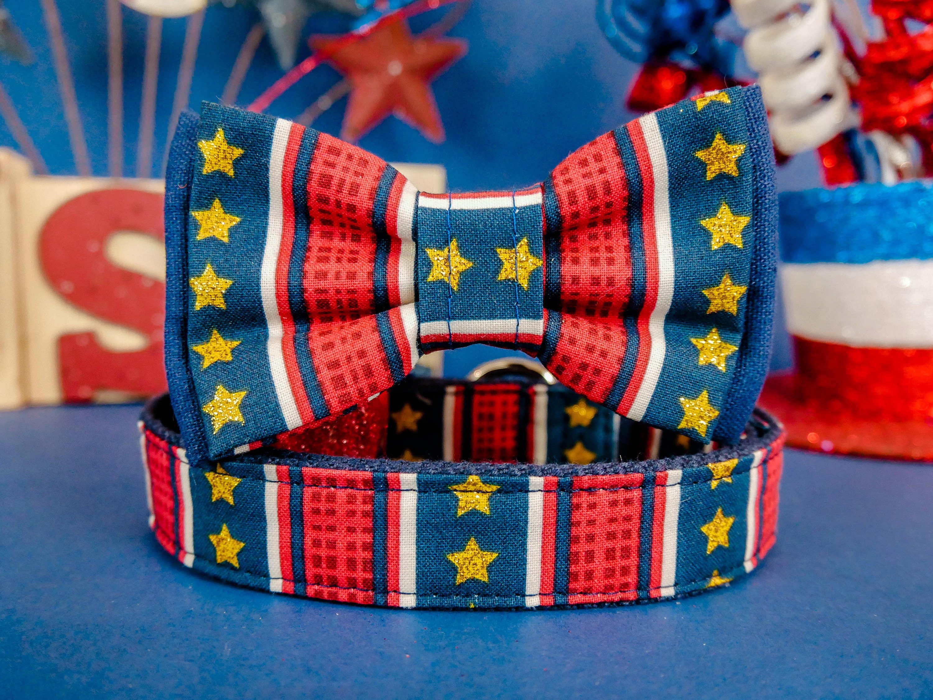 Hundehalsband Mit Fliege – Vintage Sternmuster, Patriotisches Design Für Kleine, Mittlere & Große Hunde