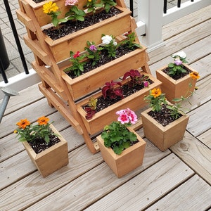 4 Tier Blumentopf Etagere mit (4) Blumenkästen darauf.  Verstärkt, damit es jahrelang hält....