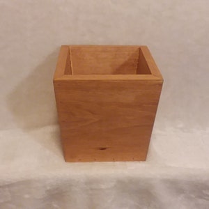 Handgemachter Übertopf aus Holz