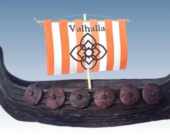 Biologisch afbreekbare Viking Long Ship-urn voor begraven op het land of in het water.  Kleinere Vikingschipurn. Een Vikingbegrafenis houden