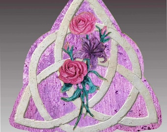 Urna biodegradabile con nodo della Trinità con fiori. Per l'interramento in terra o in acqua