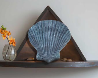 Umweltfreundliche Muschel-Urne - Perfekter Tribut für Meeresliebhaber und Strandgänger Scalloped Calico Shell-Urne