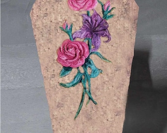 Urna bara classica biodegradabile con fiori. Per l'interramento in terra o in acqua