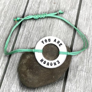 Benutzerdefiniertes Armband, Du bist genug, ich bin genug, Washer Armband, Botschaft Armband, Motivationsarmband, WÄHLE DEIN WORT, Motivationsgeschenk