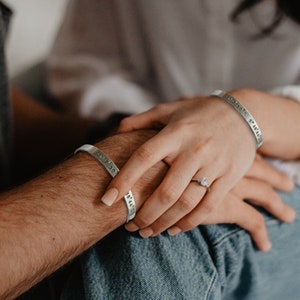 Conjunto de pulseira para casais, coordenadas personalizadas, pulseira, data em numeral romano personalizado, coordenadas GPS de localização, pulseira de latitude e longitude