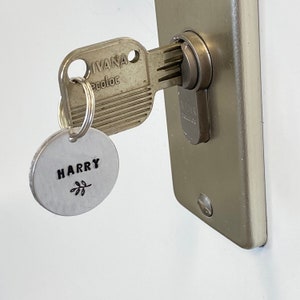 Personalisierter handgestempelter Hotel-Schlüsselanhänger, individueller Metallanhänger für Kabinenboot-Garagenschuppen, zusätzlicher Schlüsselanhänger mit Text und Zahlen, graviertes Retro Bild 6