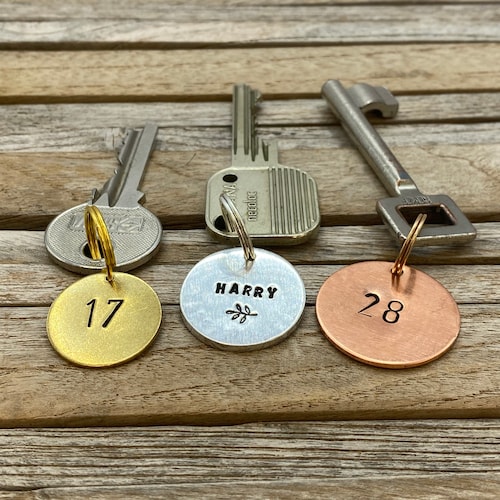 Porte-clés d'hôtel estampé à la main personnalisé, étiquette en métal personnalisée pour abri de garage de bateau avec cabine, porte-clés supplémentaire avec texte et chiffres, rétro gravé