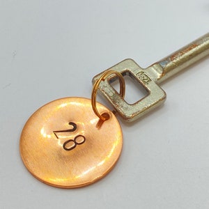 Personalisierter handgestempelter Hotel-Schlüsselanhänger, individueller Metallanhänger für Kabinenboot-Garagenschuppen, zusätzlicher Schlüsselanhänger mit Text und Zahlen, graviertes Retro Bild 4