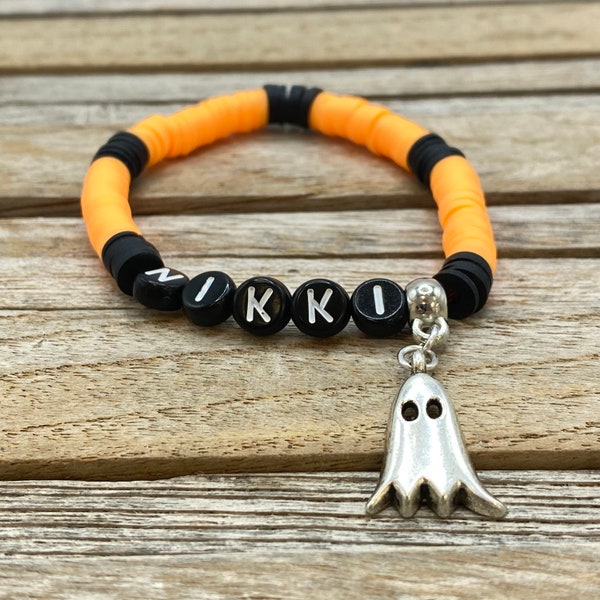 Bracelet nom Heishi perlé Halloween noir orange avec charme « Spooky » en argent de votre choix