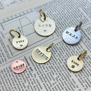 Etiqueta de metal personalizada gravada à mão, etiqueta de chave perfurada, chaveiro, etiqueta para animal de estimação, etiqueta personalizada gravada, etiqueta de chave de hotel, etiqueta de identificação ou nome personalizada